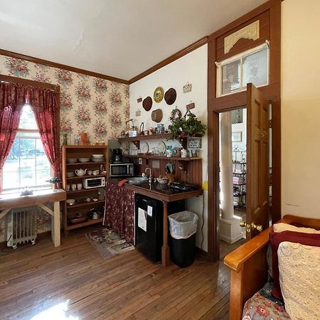The Victorian Cottage At Creekside Camp & Cabins Marble Falls Exterior foto