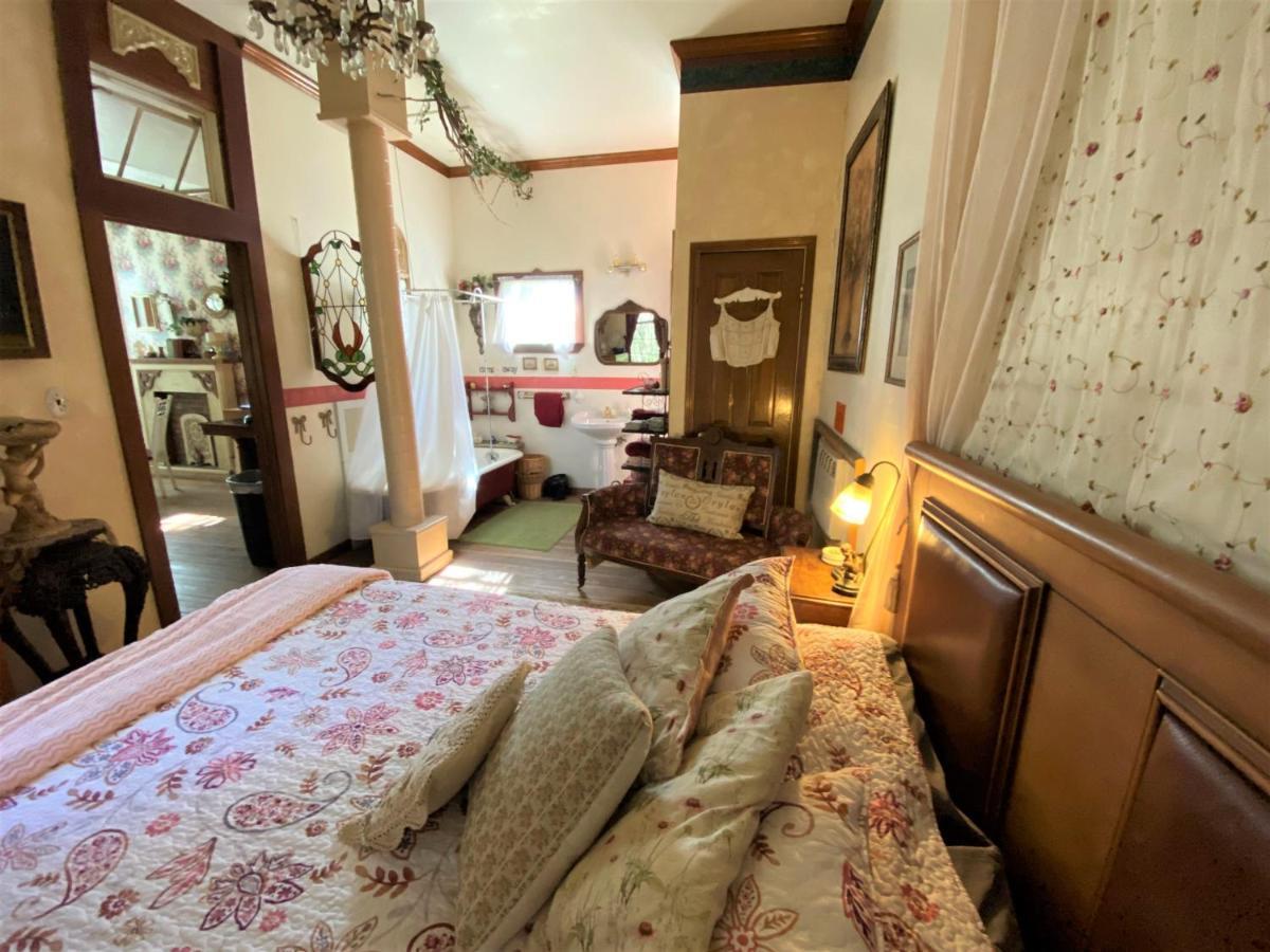 The Victorian Cottage At Creekside Camp & Cabins Marble Falls Exterior foto